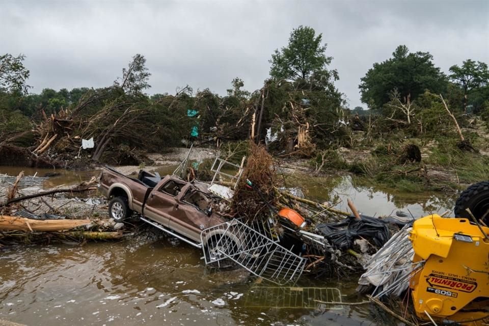 Autoridades dijeron que 27 personas, incluidas 9 menores de edad, murieron por inundaciones en Texas; sigue búsqueda de niñas de campamento.