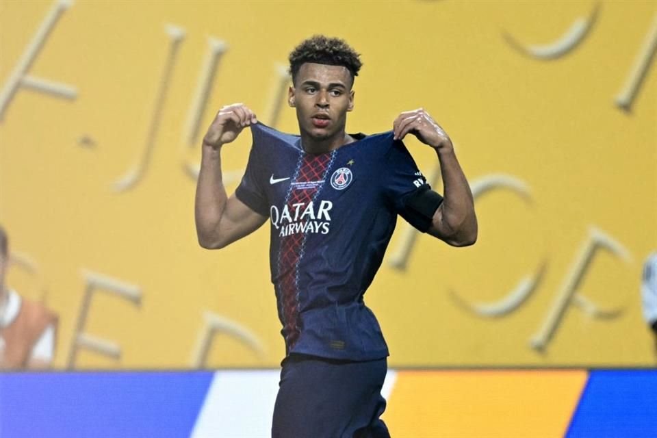 Desire Doue celebra el gol para el PSG.