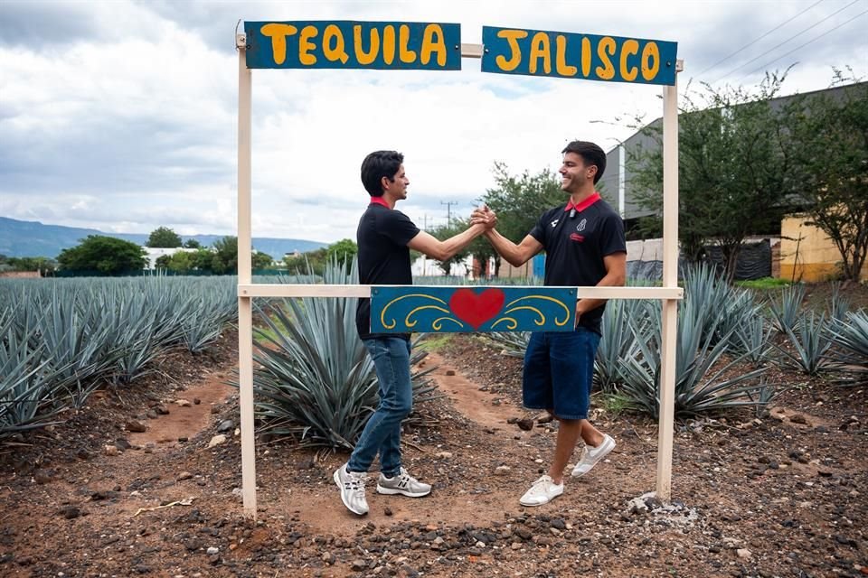 Desde Tequila, el Atlas anunció a su refuerzo Róber Pier, quien posa junto a Carlos Orrantia.