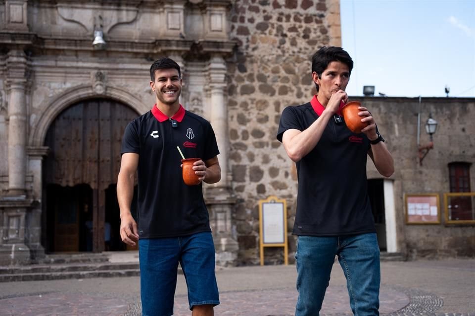Desde Tequila, el Atlas anunció a su refuerzo Róber Pier, quien se tomó un cantarito junto a Carlos Orrantia.