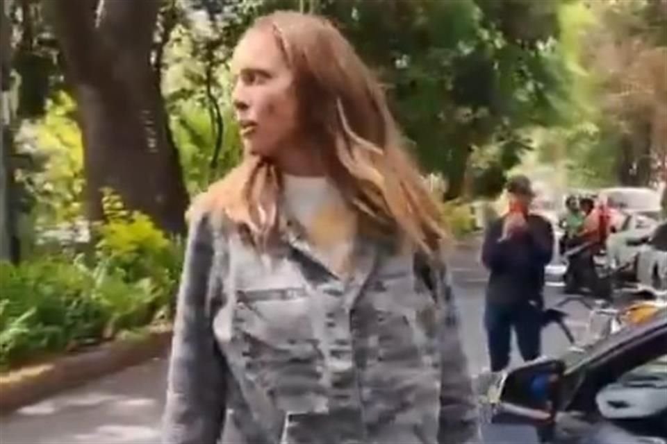 La mujer quien no fue sancionada, fue captada encarando, manoteando e insultando al uniformado diciéndole palabras racistas y clasistas.