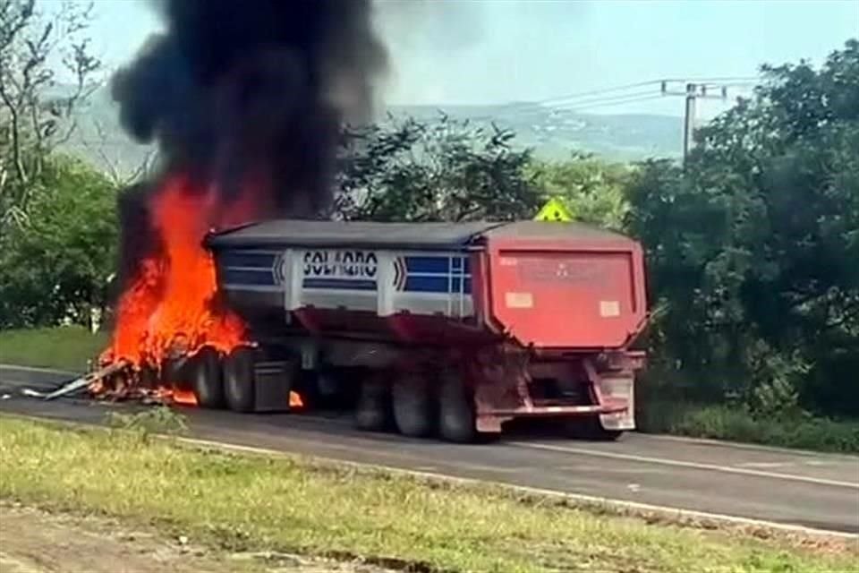 En la carretera federal Iguala-Teloloapan, Guerrero, al menos tres tráileres de una empresa minera fueron incendiados en distintos puntos, lo que ha dejado a decenas de automovilistas varados.