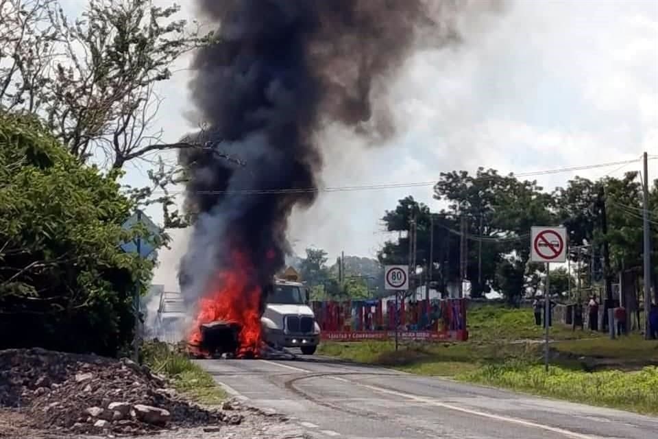 En la carretera federal Iguala-Teloloapan, Guerrero, al menos tres tráileres de una empresa minera fueron incendiados en distintos puntos, lo que ha dejado a decenas de automovilistas varados.