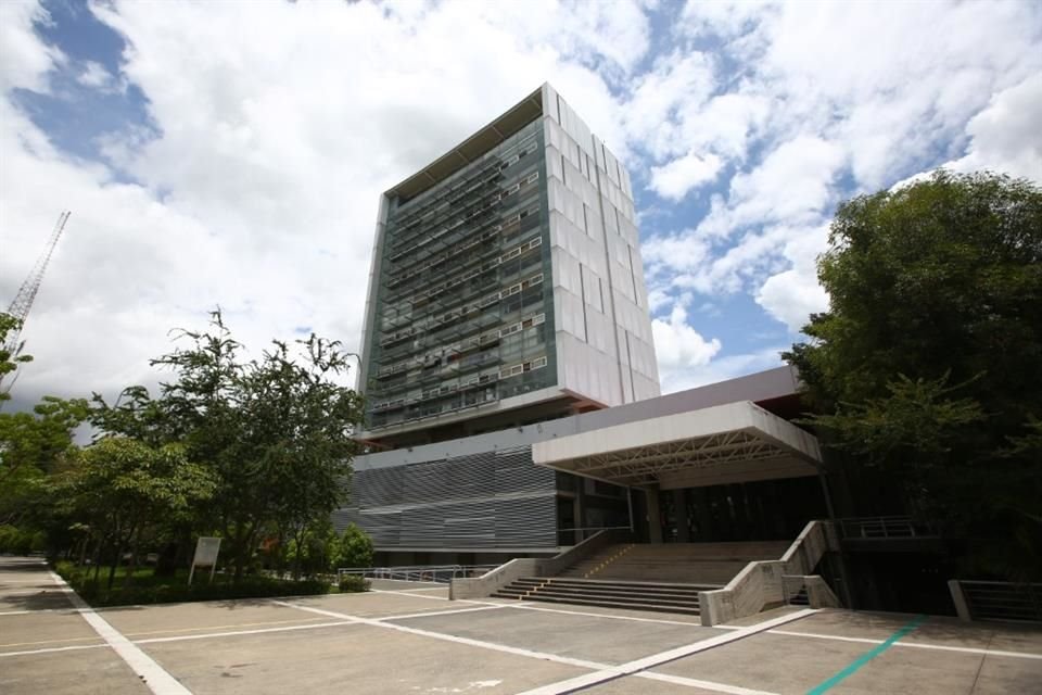 Het universiteitscentrum, de oorspronkelijke toren, de noordvleugel en de werkplaatsen en auditoria werden in drie fasen gebouwd.