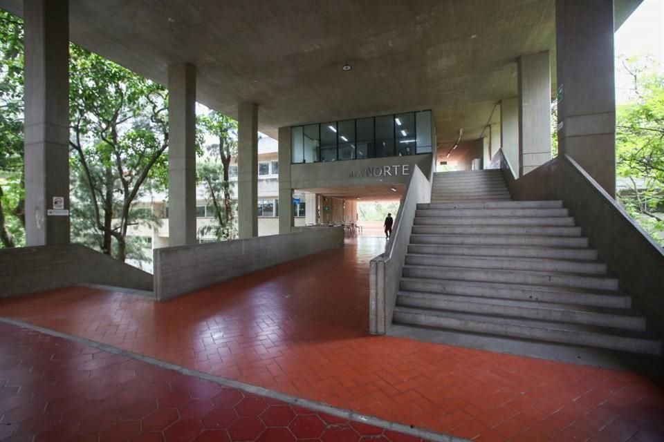 De gebouwen van de UdeG-school zijn gekenmerkt door de brutalistische stijl.