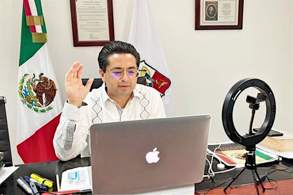 Sędzia Ricardo León Caraveo.