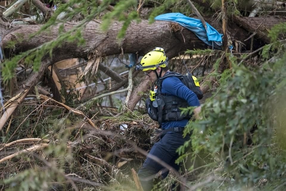 Cifra de muertes por inundaciones en Texas, se elevan a 59, confirmaron autoridades; mientras rescatistas siguen búsqueda de desaparecidos.