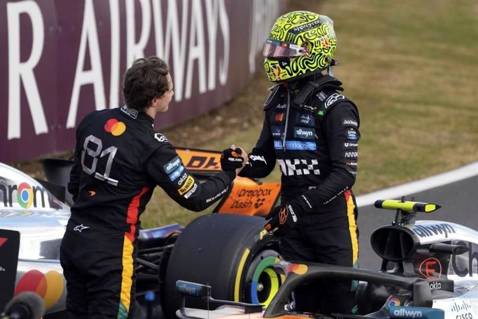 Los pilotos de McLaren felicitándose.