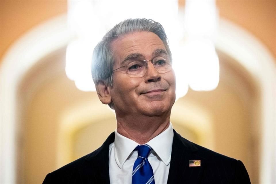 El Secretario del Tesoro, Scott Bessent, habla con reporteros el 27 de junio del 2025.