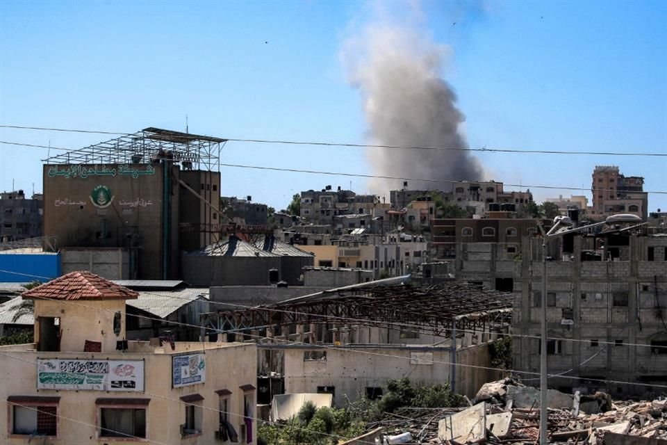 Humo se alza de un edificio golpeado por un misil israelí en Gaza, el 6 de julio.