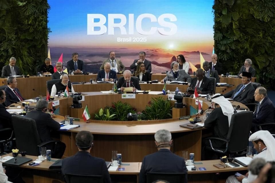 Líderes mundiales forman parte de la cumbre de los BRICS en Río de Janeiro, el 6 de julio.