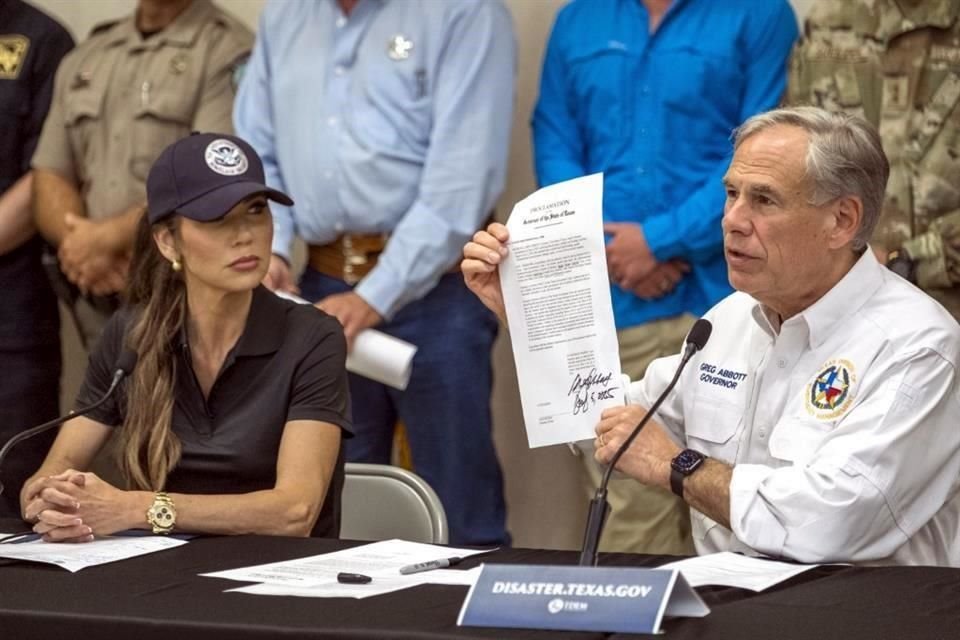 La Secretaria de Seguridad Nacional, Kristi Noem, recorrió ayer la zona con el Gobernador Greg Abbott.
