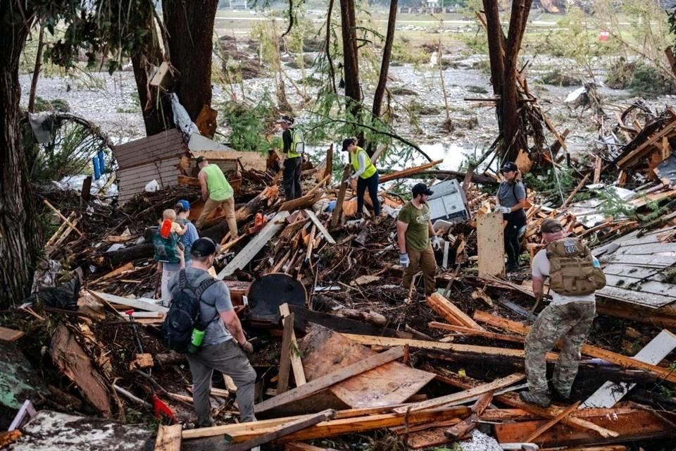 Las autoridades aún están evaluando los efectos mortales de las fuertes lluvias que causaron devastadoras inundaciones repentinas en Texas y dejaron al menos 70 personas muertas.
