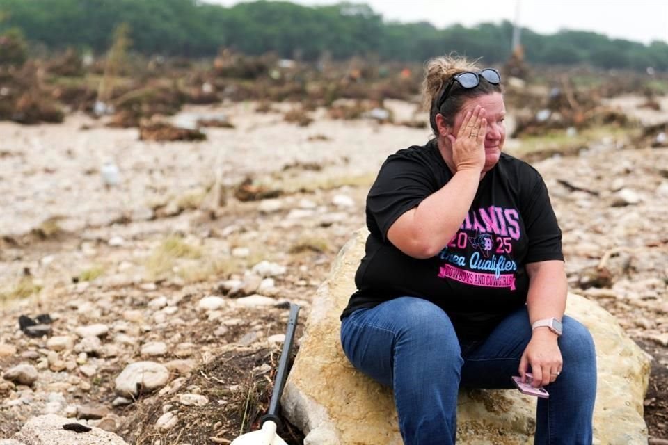 Hay más de una decena de desaparecidas, mientras padres desesperados buscaban noticias sobre sus hijas que no habían sido localizadas en un campamento cerca del Río Guadalupe.