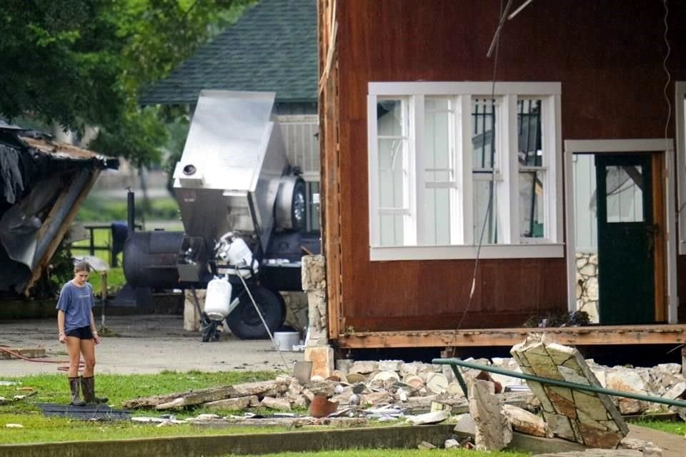Lluvias incesantes que golpearon la madrugada del viernes varias ciudades en el condado de Kerr provocaron el colapso del río, que inundó barrios ribereños, arrancó árboles y edificaciones.