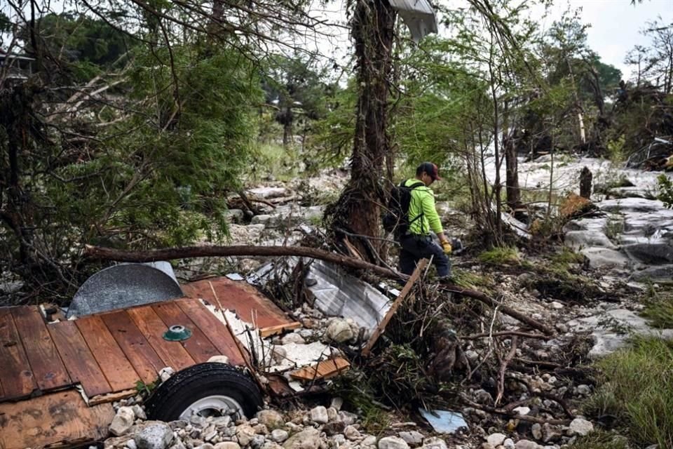 Los equipos de rescate prosiguen la búsqueda contrarreloj de las decenas de desaparecidos por las inundaciones en Texas.