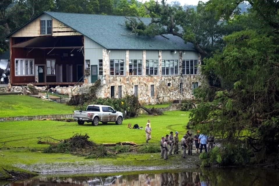 Larry Leitha, sheriff del condado de Kerr, en Texas Hill Country, epicentro de las inundaciones, dijo que 11 niñas y una cuidadora siguen desaparecidas de un campamento cercano al Río Guadalupe.