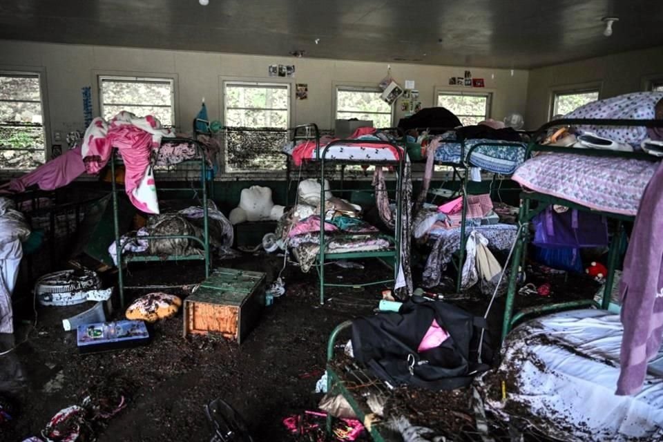 En el campamento del condado de Kerr se podían ver mantas, osos de peluche y otras pertenencias de las niñas recubiertos de lodo. La fuerza de la corriente destrozó las ventanas de las cabañas.