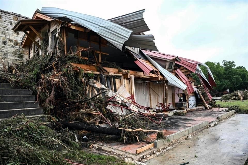 Las inundaciones repentinas no son inusuales en el sur y el centro de Texas, donde se produjo la tragedia, ya que el suelo carece de las condiciones para absorber el agua de las lluvias torrenciales.