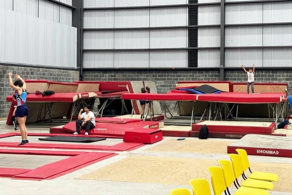 Denuncian padres de familia fallas en las áreas de gimnasia artística y rítmica, ubicadas en la sede del CODE de Avenida Alcalde.