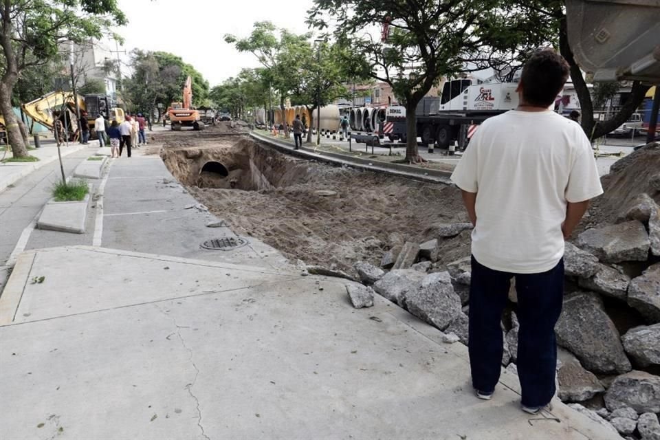 El gran socavón apareció en la Avenida Malecón, en la Colonia El Bethel.