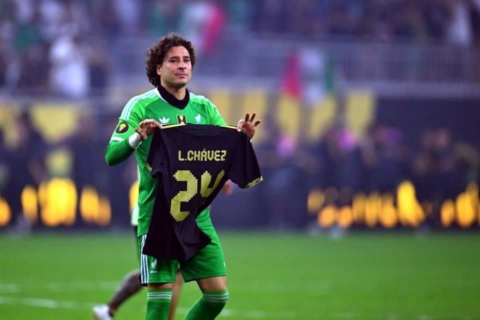 Guillermo Ochoa destacó que hay que enseñarle a los jóvenes a convivir con los malos momentos y que siempre se enfoquen en el rival de turno y no en los conflictos de fuera.