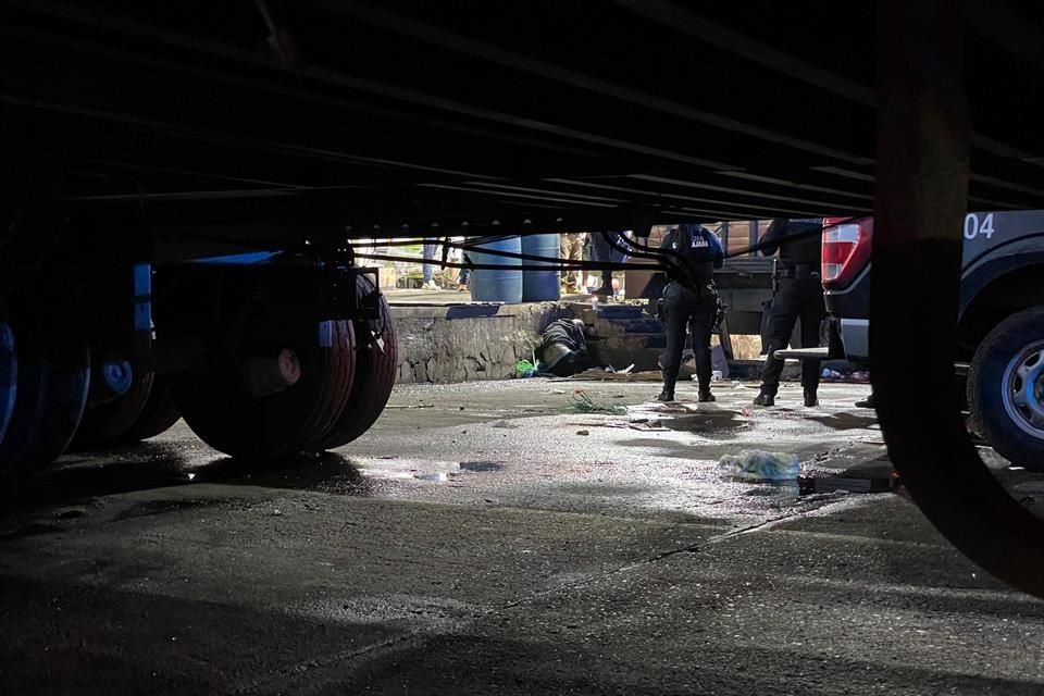 Los oficiales de la Comisaría de Guadalajara llegaron al lugar y vieron a un lado de unas escaleras a un sujeto tirado.