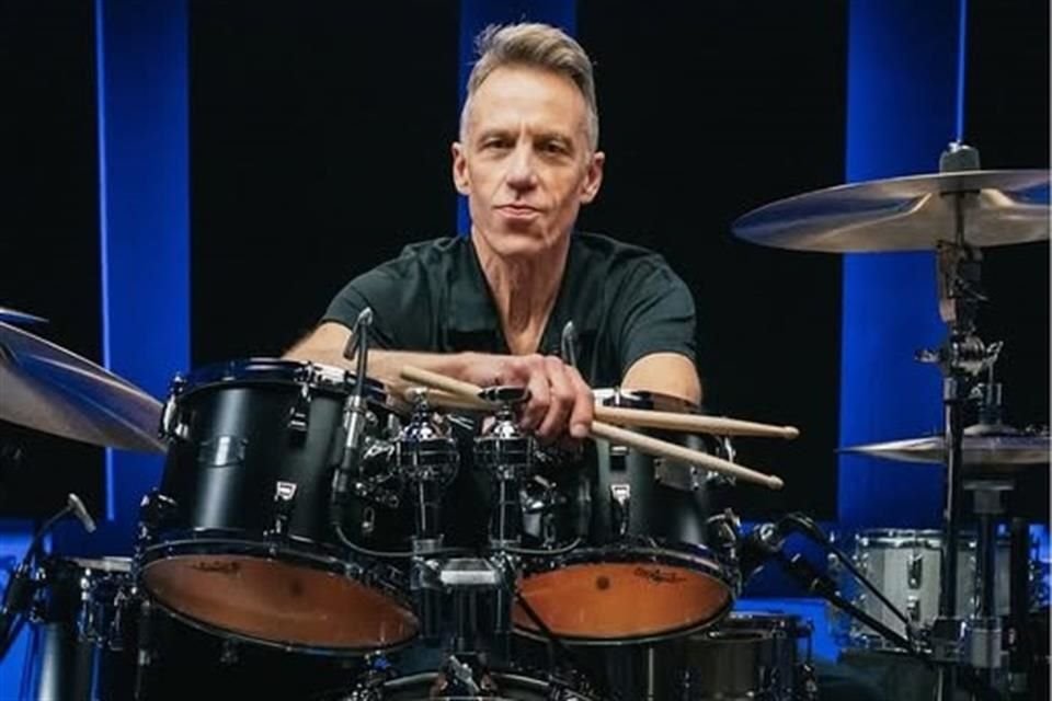 Con el tiempo, Cameron se convirtió en miembro de tiempo completo de la banda.
