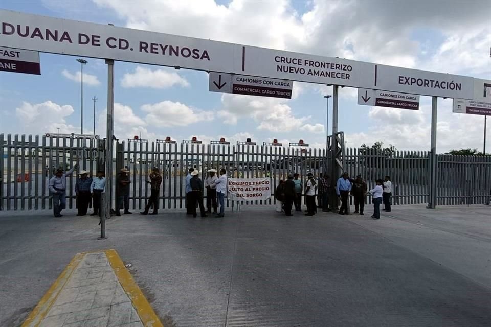 Alrededor de 30 agricultores bloquearon este lunes el acceso al Puente Internacional Reynosa-Pharr.