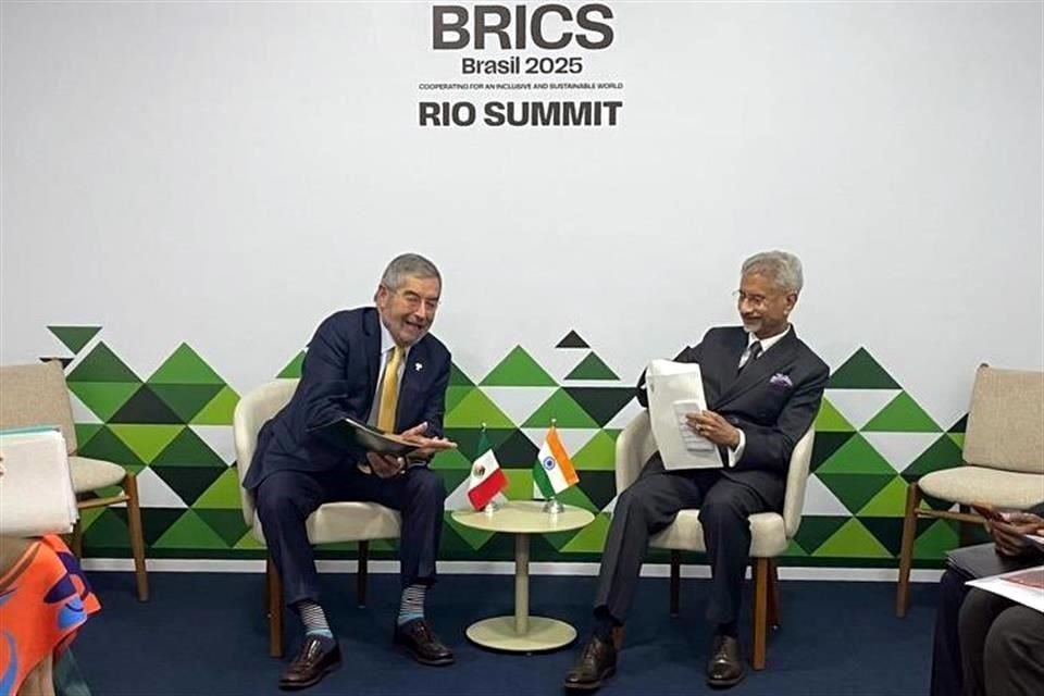 El Canciller también conversó con su par de la India para revisar apoyos para el abasto de medicamentos.