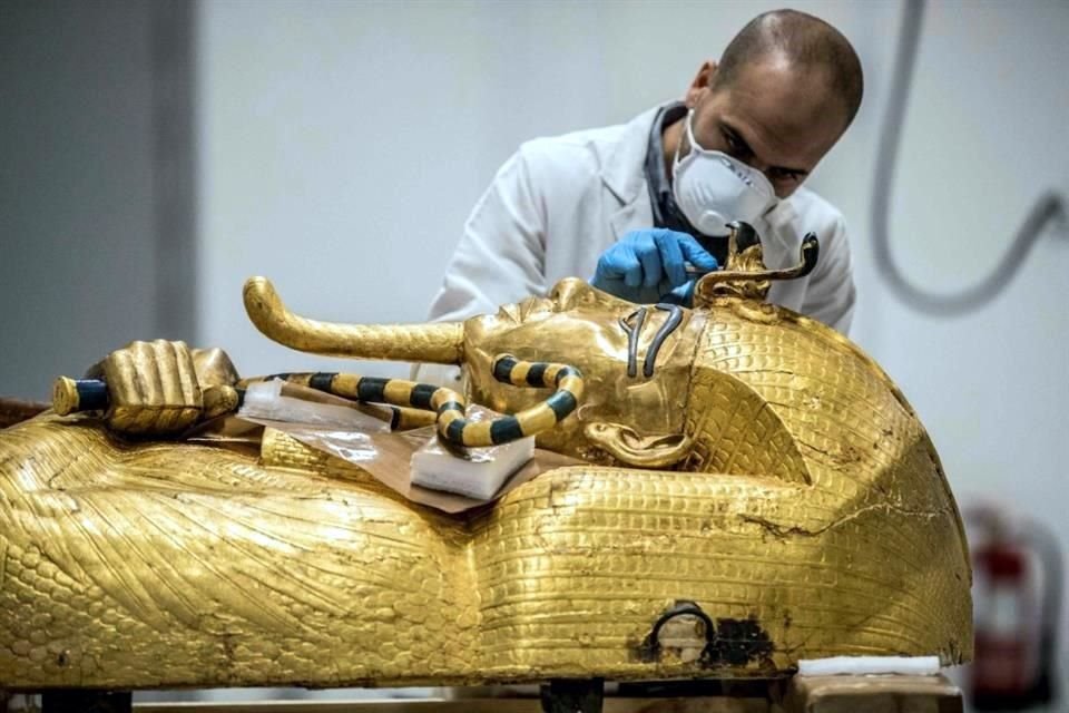 El equipo de especialistas del Gran Museo Egipcio utilizó lupas e imágenes de archivo para rearmar las delicadas láminas de oro del sarcófago de Tutankamón.
