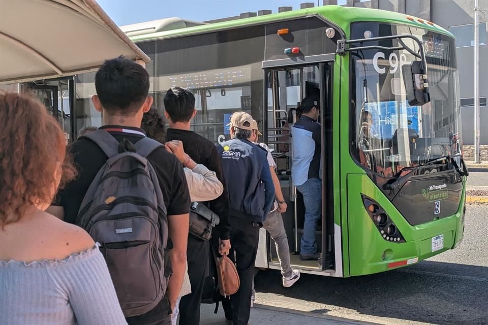 Los ciudadanos pueden reportar cualquier irregularidad en el servicio de transporte público a los teléfonos 33-3819-2425 y 33-3819-2426.