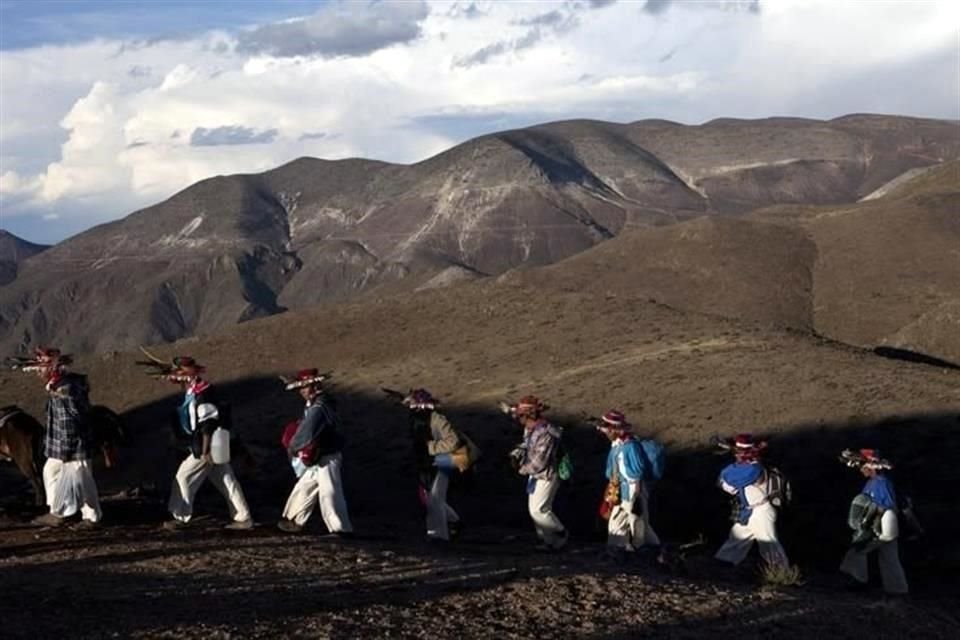 En lengua wixárika, la ruta se conoce como Tatehuarí Huajuyé; sigue el camino para presenciar el nacimiento del Sol en el desierto sagrado de Wikiruta.