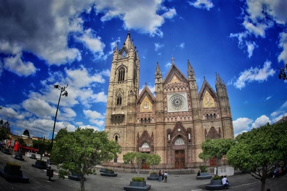 Autoridades civiles investigan el robo de un copón de hostias consagradas del Sagrario del templo principal de la parroquia Expiatorio.