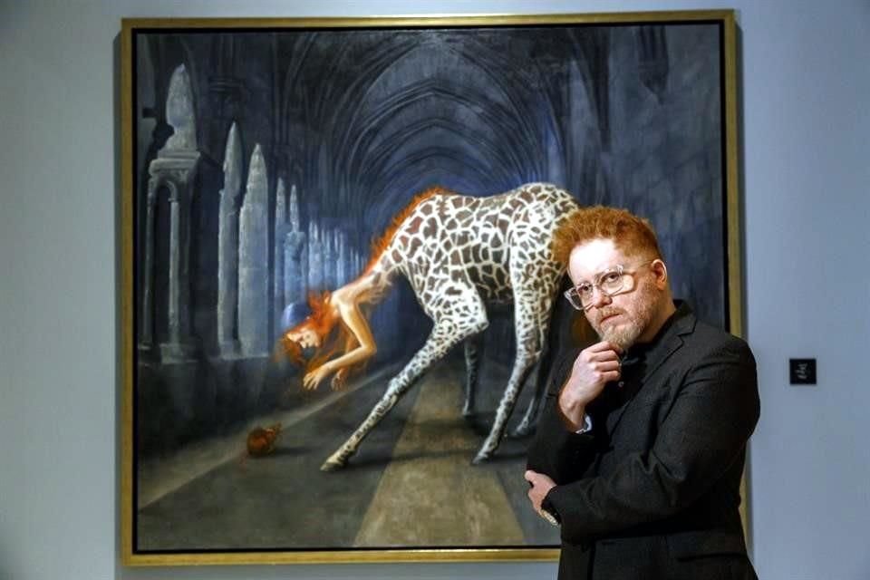 Carlos Larracilla mit dem Stück, das seine Giraffenfrau darstellt, Teil der Sammlung „Kreative Wurzeln: Künstlerische Szene von Jalisco“.