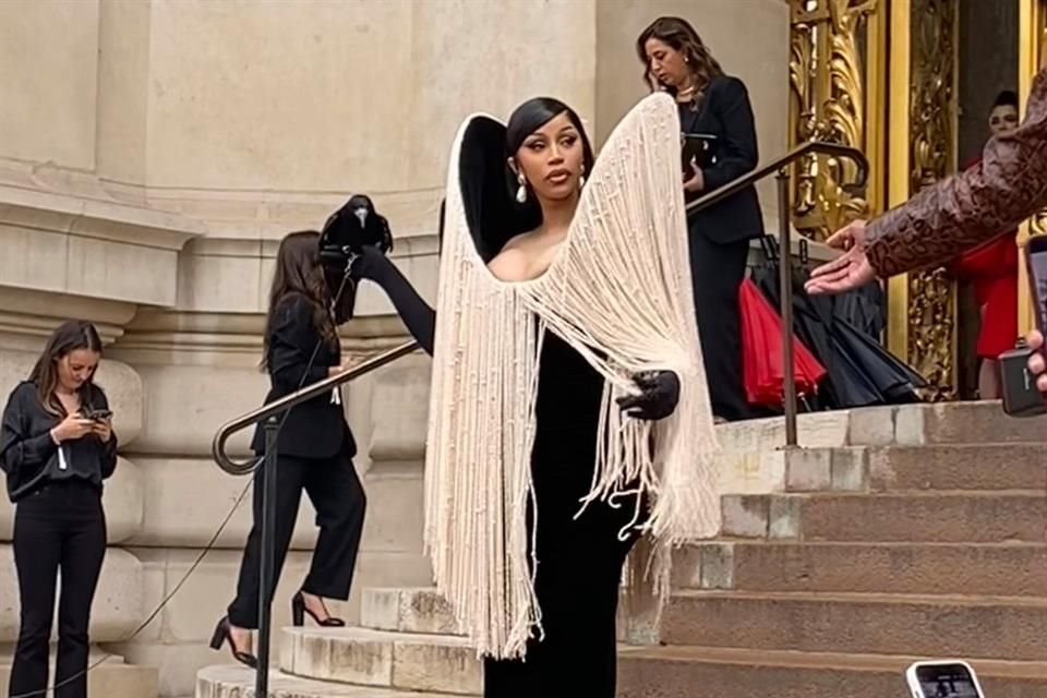 Cardi B sorprendió en el desfile de Schiaparelli al portar un vestido con flecos y un cuervo vivo, marcando el inicio surrealista de la Semana de la Alta Costura en París.