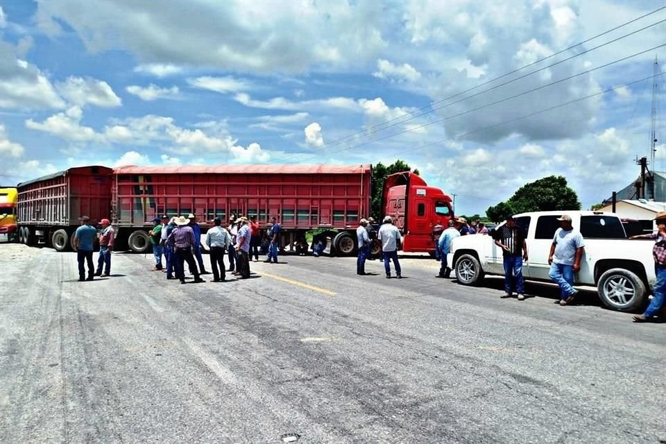 Los productores mantienen desde ayer un bloqueo en la carretera Victoria-Matamoros.