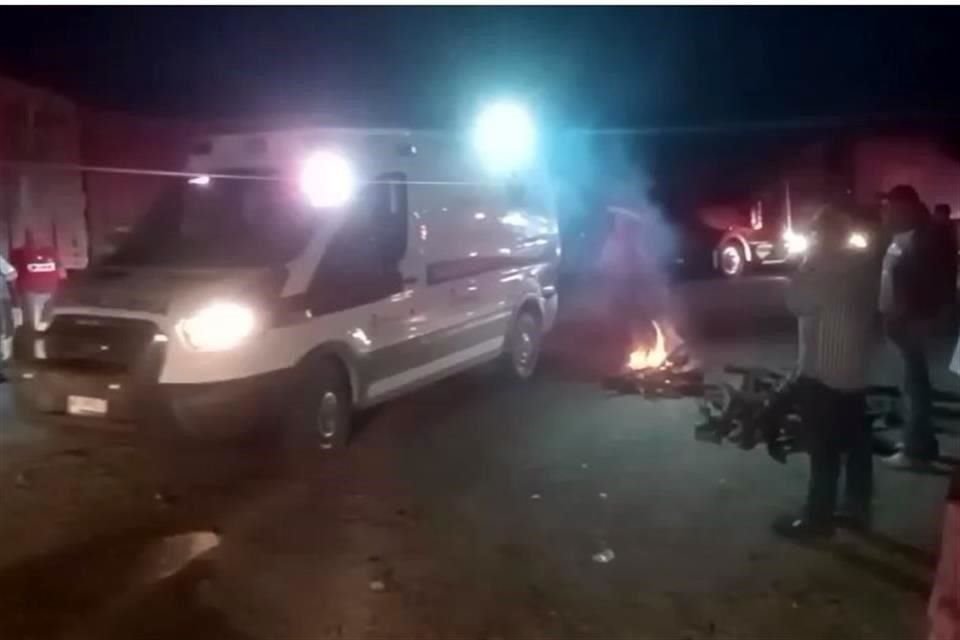 Los participantes en la protesta pernoctaron en la zona y mantuvieron el bloqueo durante la noche.
