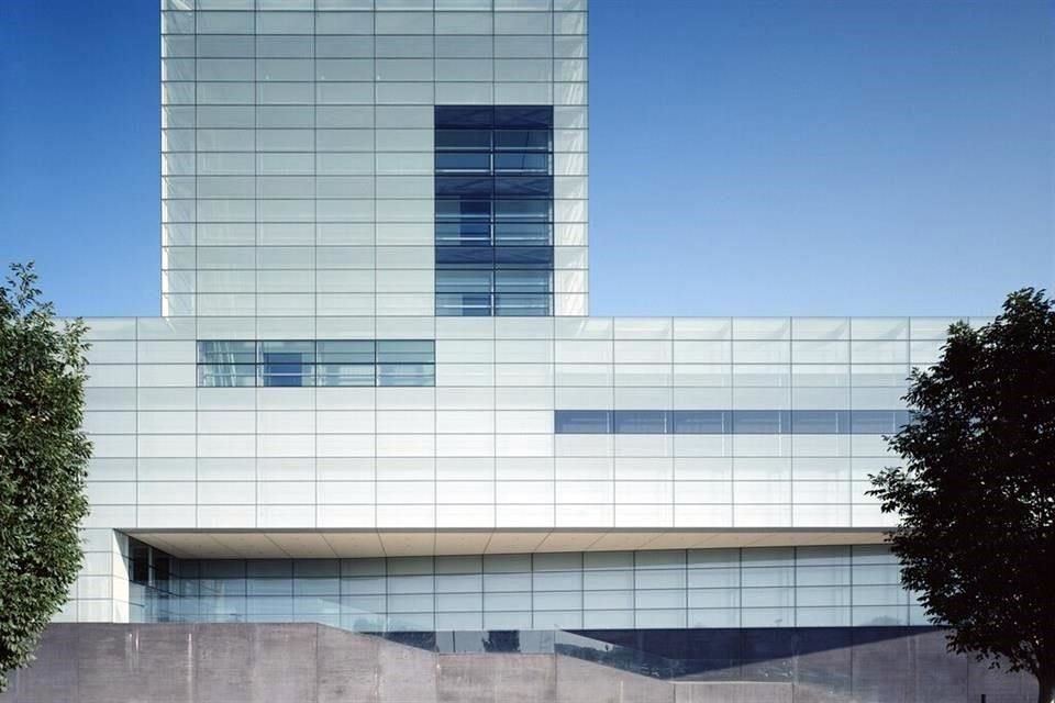 La arquitectura del museo se basa en la idea de un bloque volumétrico cubierto por superficies opacas y transparentes.