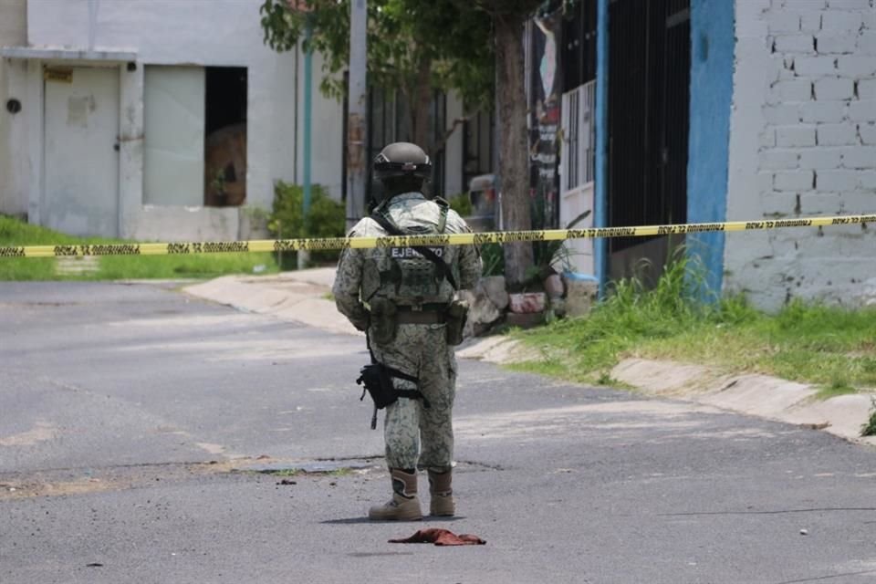 La víctima fue encontrada sin vida en una zanja de su patio; tenía heridas de arma blanca.