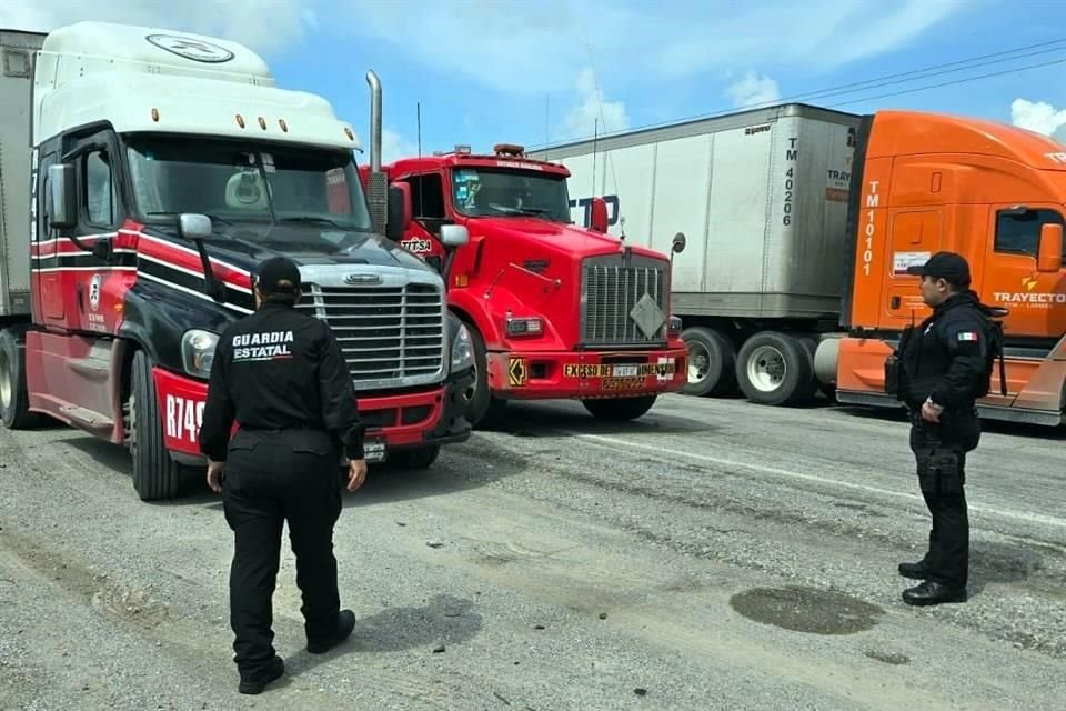 Efectivos de la Guardia Estatal buscan mantener el orden y evitar enfrenamientos.
