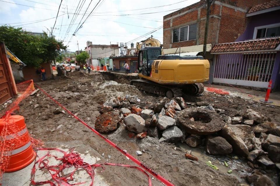 Siapa informó que el socavón fue provocado por una fuga en dos tomas de agua que erosionó el suelo el colector de 48 pulgadas de diámetro y afectó la línea de alcantarillado.
