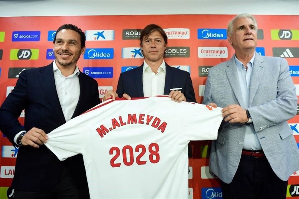 Matías Almeyda (centro) fue presentado como técnico del Sevilla, de España.