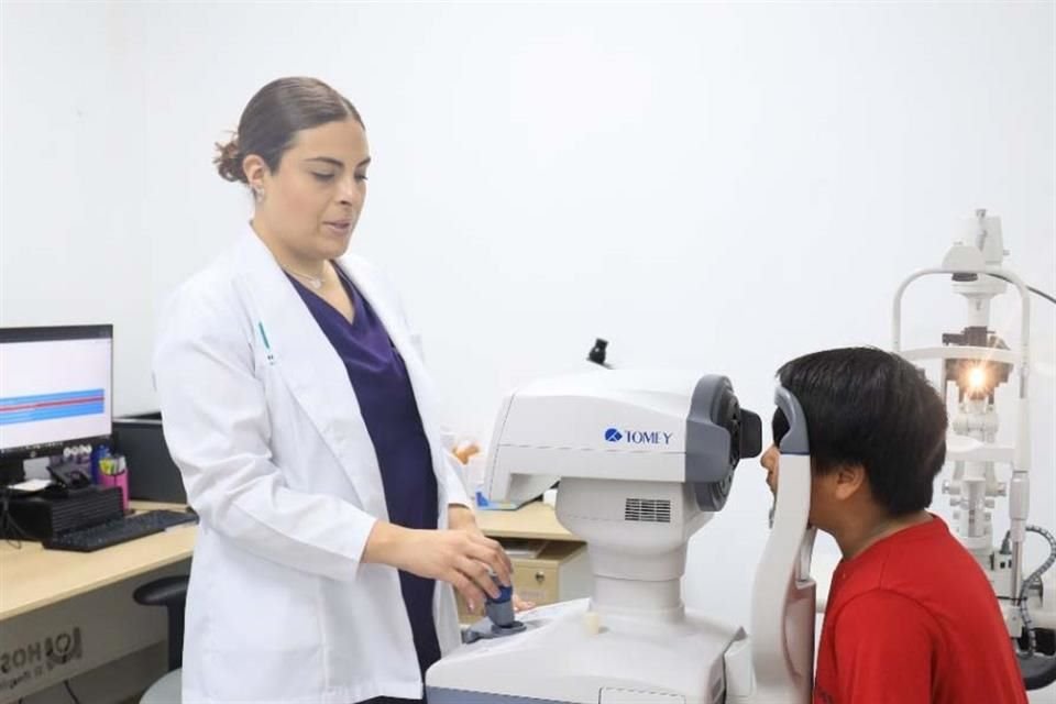 el Patronato de Servicios de Salud Zapopan encabeza una campaña para dar lentes a menores, a cambio de unos aretes.