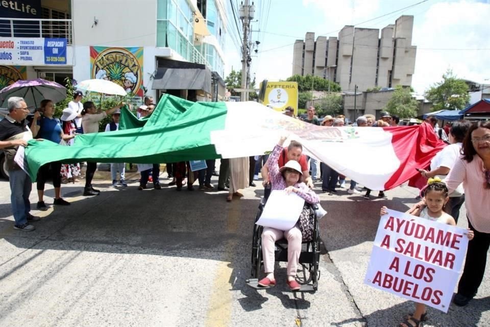 La manifestación se realizó de manera tranquila sobre la calle Magisterio hasta llegar a las instalaciones del Ipejal.