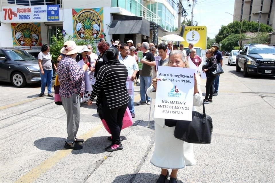 La manifestación se realizó de manera tranquila sobre la calle Magisterio hasta llegar a las instalaciones del Ipejal.
