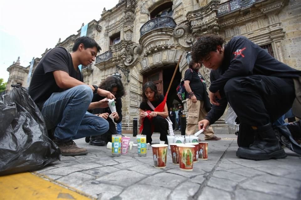 Alumnos del CUCBA se manifestaron para pedir seguridad y transporte, luego del hallazgo de la fosa en Las Agujas, a metros del plantel.