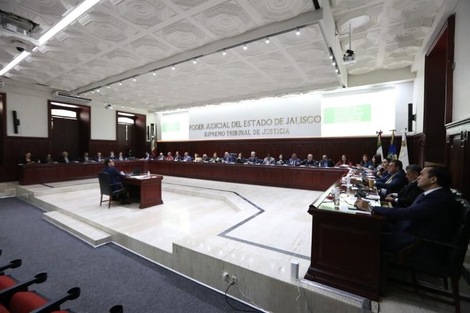 Envía Supremo Tribunal de Justicia dictamen a Congreso de Jalisco en el que se considera viable la reelección de los Magistrados Daniel Espinosa Licón y Consuelo del Rosario González.
