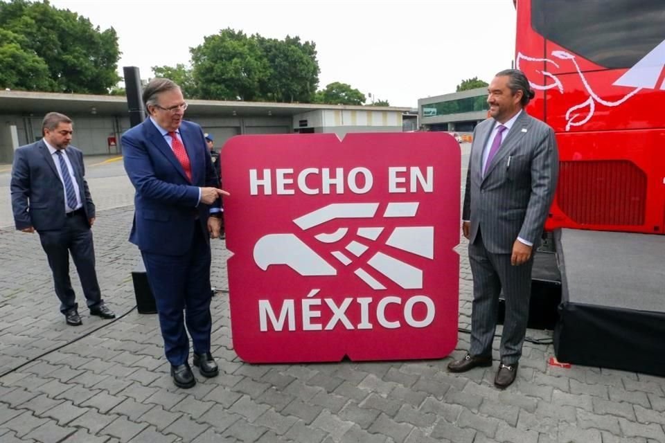 Entrega de certificación del sello 'Hecho en México' a la empresa de transportes ADO.