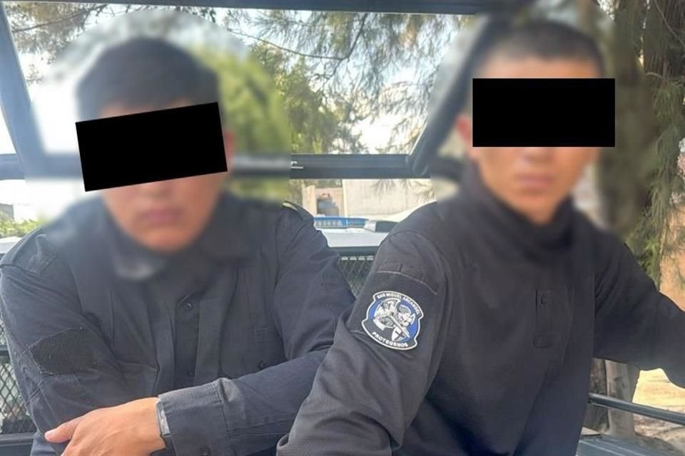 Con equipo táctico, arma, aros aprehensores y uniforme de la Policía, fueron detenidos un par de sujetos en Tlajomulco.